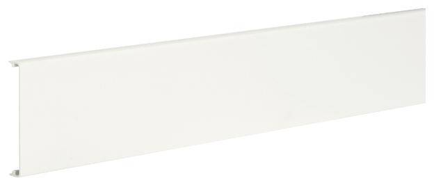 Rivestimento in plastica bianca di forma rettangolare, tipico per battiscopa utilizzati negli interni.