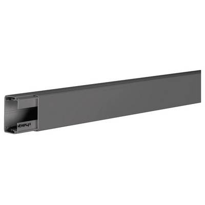 Un profilo grigio in plastica, probabilmente un canale per cavi, con la scritta 'Hager' visibile all'interno.