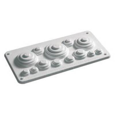 Lastra grigia rettangolare in plastica con cerchi concentrici rialzati di diverse dimensioni. Scopo di utilizzo sconosciuto.