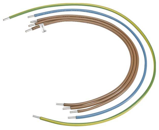 Cinque cavi elettrici isolati di diversi colori, piegati. I colori sono verde/giallo, blu e marrone.