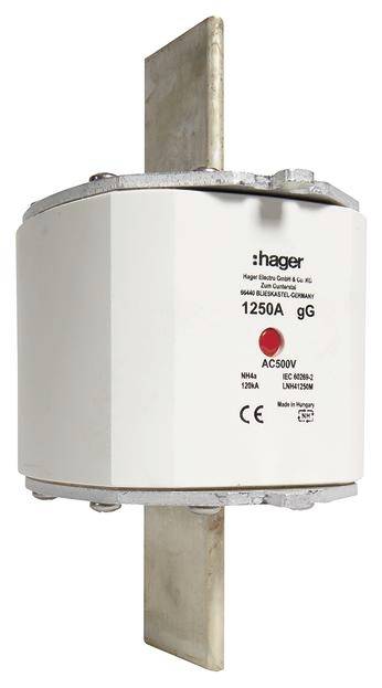 Un inserto fusibile cilindrico Hager con la scritta '1250A gG 690V AC', montato su un collegamento metallico.