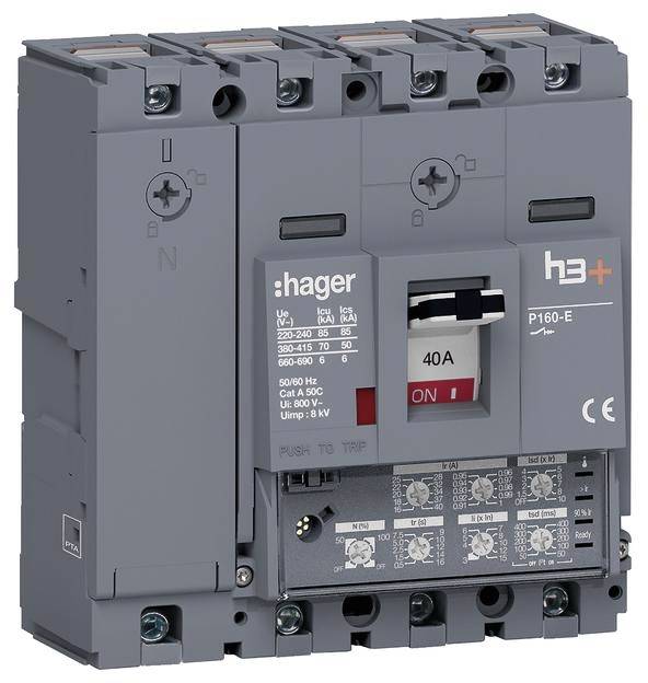 Un interruttore magnetotermico grigio della marca 'hager' con specifica 40A mostra i dettagli tecnici relativi alla capacità elettrica.