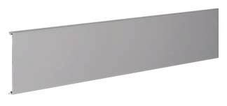 Un pezzo rettangolare di metallo grigio, probabilmente una lamiera di rivestimento per il sottoscocca.