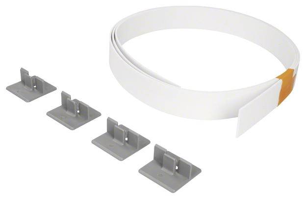 Un set di copertura per cavi bianco composto da una lunga striscia e quattro supporti grigi, progettato per nascondere i cavi in modo estetico sulle pareti.
