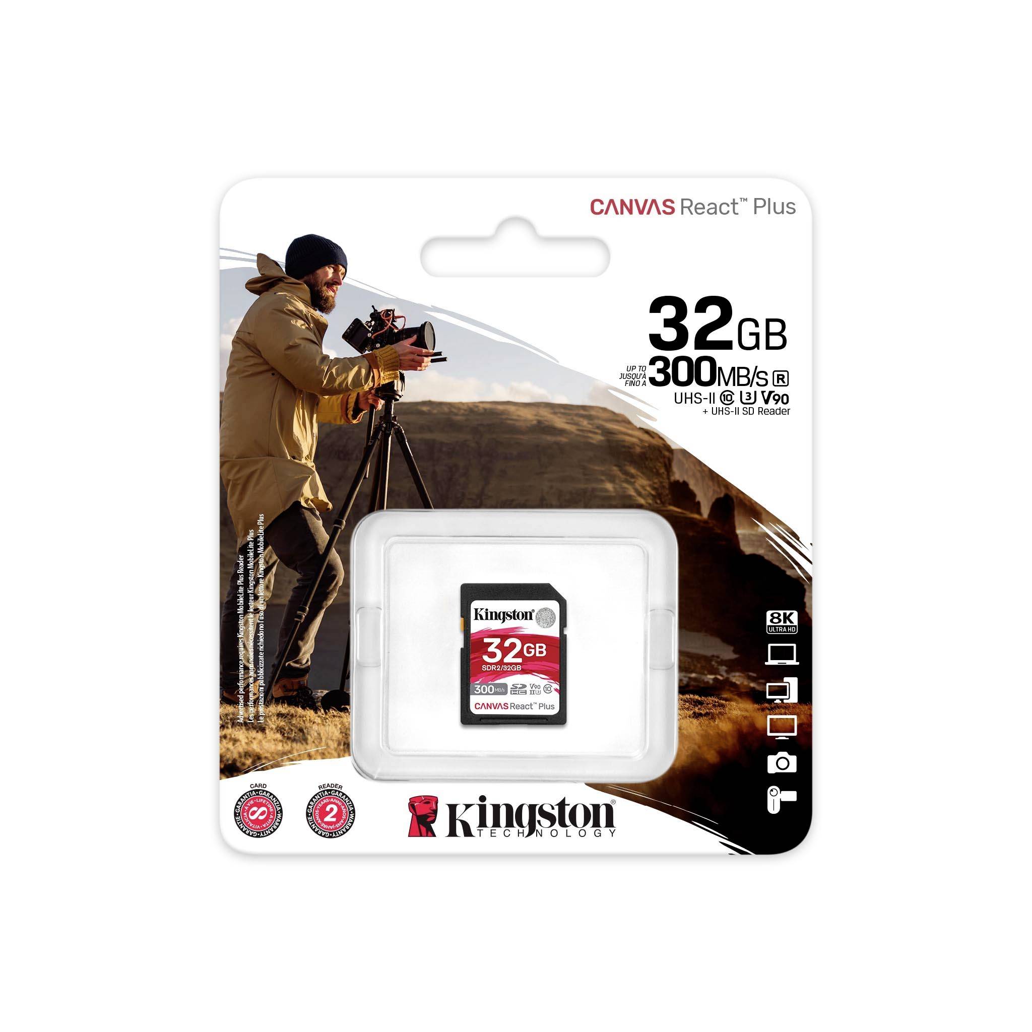 Un fotografo sta in natura con una macchina fotografica. In primo piano si trova una scheda SD Kingston da 32GB per una rapida acquisizione dei dati.