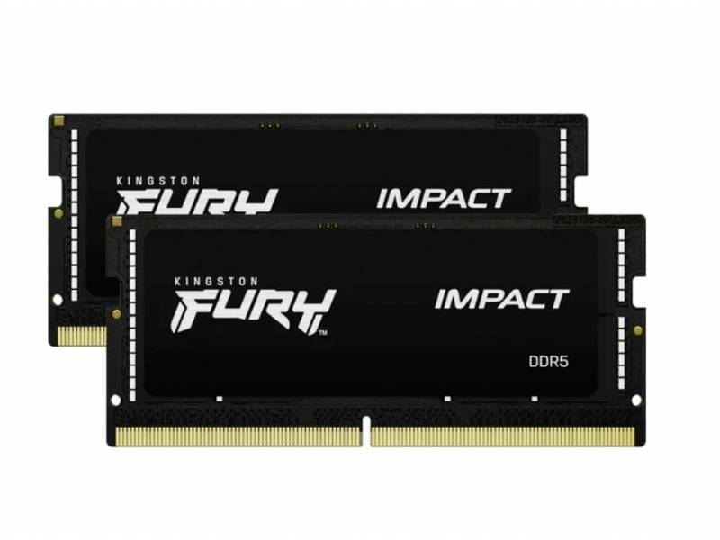 Due moduli RAM SODIMM Kingston Fury Impact DDR5, di colore nero con scrittura bianca, sono posizionati uno accanto all'altro.