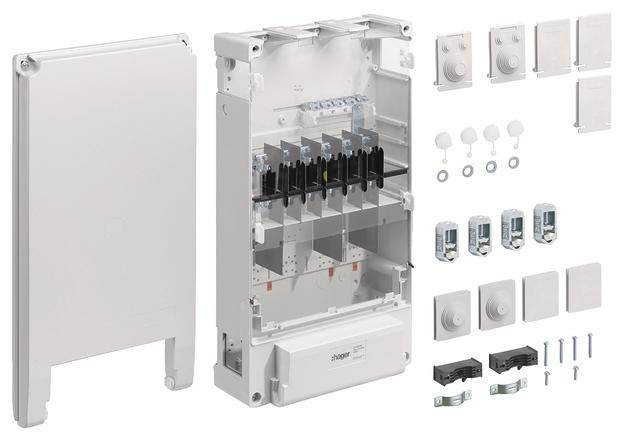 Quadro elettrico con coperchio rimovibile, diversi fusibili e elementi di fissaggio, accessori allineati accanto.