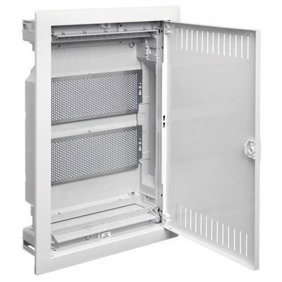 Un quadro elettrico aperto con più vani di installazione e feritoie di ventilazione sulla porta, idoneo per installazioni elettriche.