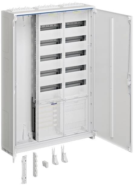 Un armadio elettrico aperto con diversi scomparti per componenti elettrici. Parti di accessori sono disposte davanti.