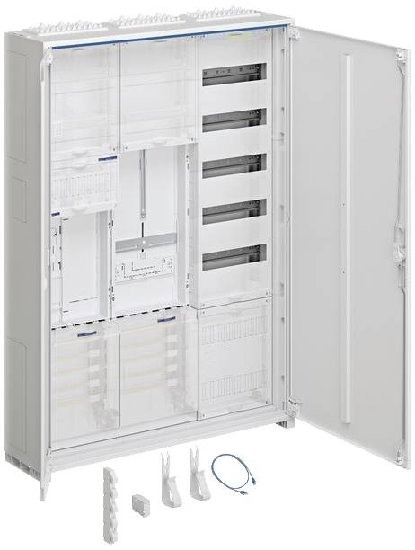 Un quadro elettrico aperto mostra la gestione dei cavi e gli spazi vuoti per l'installazione di componenti elettrici. Accessori sono posizionati davanti.
