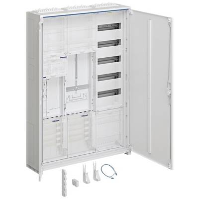Un quadro elettrico aperto mostra la gestione dei cavi e gli spazi vuoti per l'installazione di componenti elettrici. Accessori sono posizionati davanti.