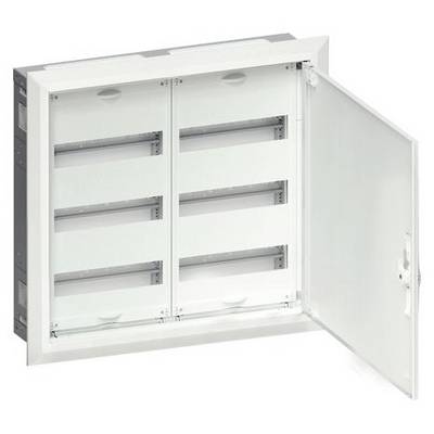 Armadio di distribuzione metallico con pannello porta aperto, visibili diversi inserimenti orizzontali per l'alloggiamento di componenti elettrici.