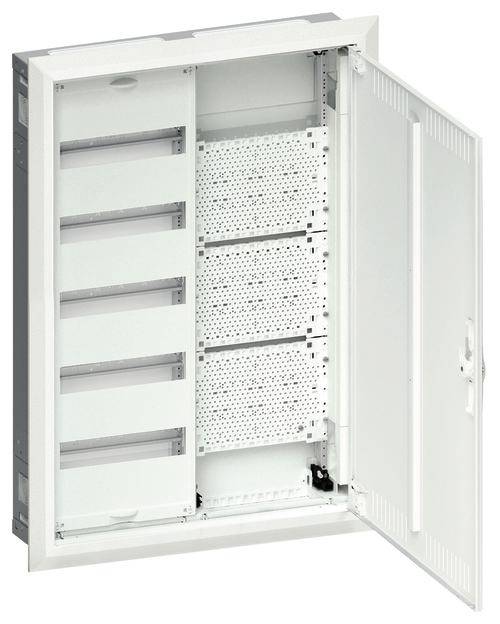 Un quadro elettrico aperto e vuoto con più guide orizzontali per installazioni elettriche; porta aperta sulla destra.