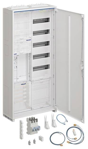 Scatola di distribuzione aperta con vari componenti elettronici e cavi, pronta per l'installazione.