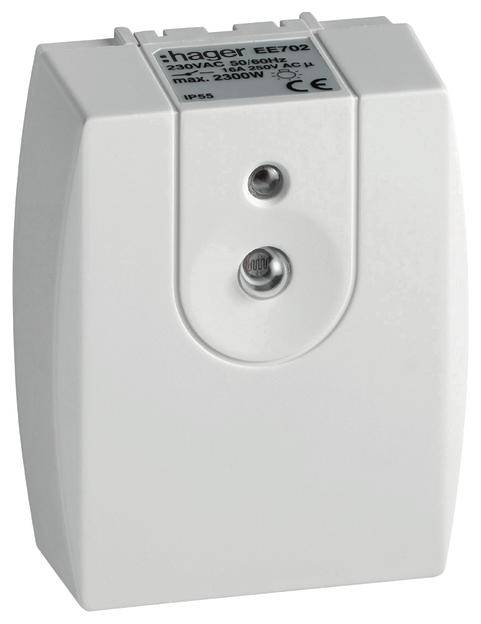Un involucro bianco di un relè Hager EE702 con punto di fissaggio e marcatura CE, destinato a installazioni elettriche.