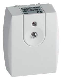 Un dispositivo elettrico bianco, rettangolare, con un'incavatura rotonda e due piccole aperture al centro. Nella parte superiore sono presenti delle scritte e il marchio CE.