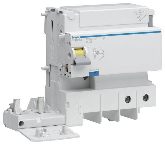 Un interruttore automatico bianco, elettrico, con marcatura blu e connessione a vite, montato su una guida DIN.