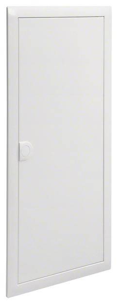 Porta bianca su sfondo bianco. La porta ha una piccola maniglia sul lato sinistro.