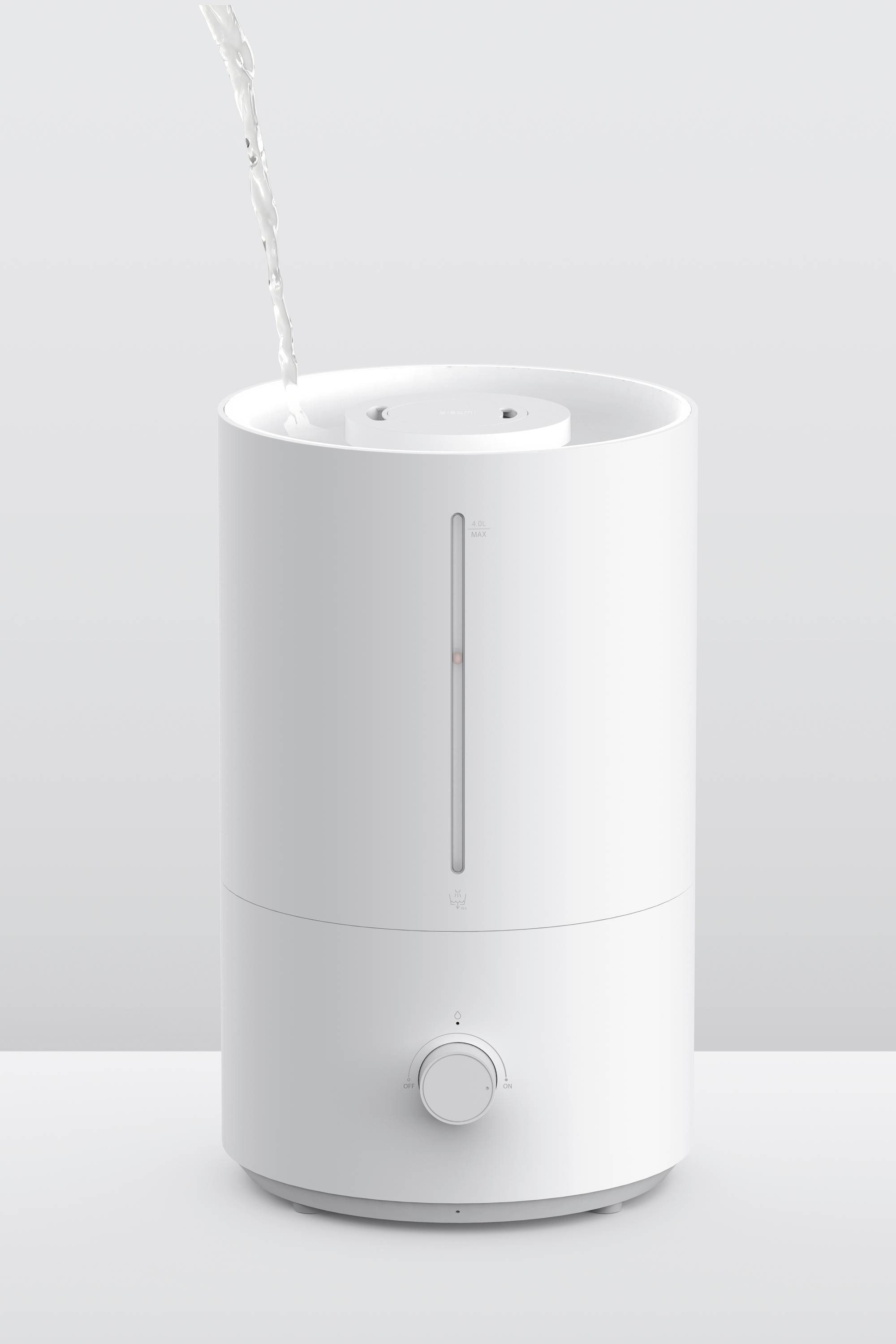Un umidificatore bianco dal design circolare viene riempito d'acqua dall'alto. Nella parte inferiore è presente una manopola di controllo.