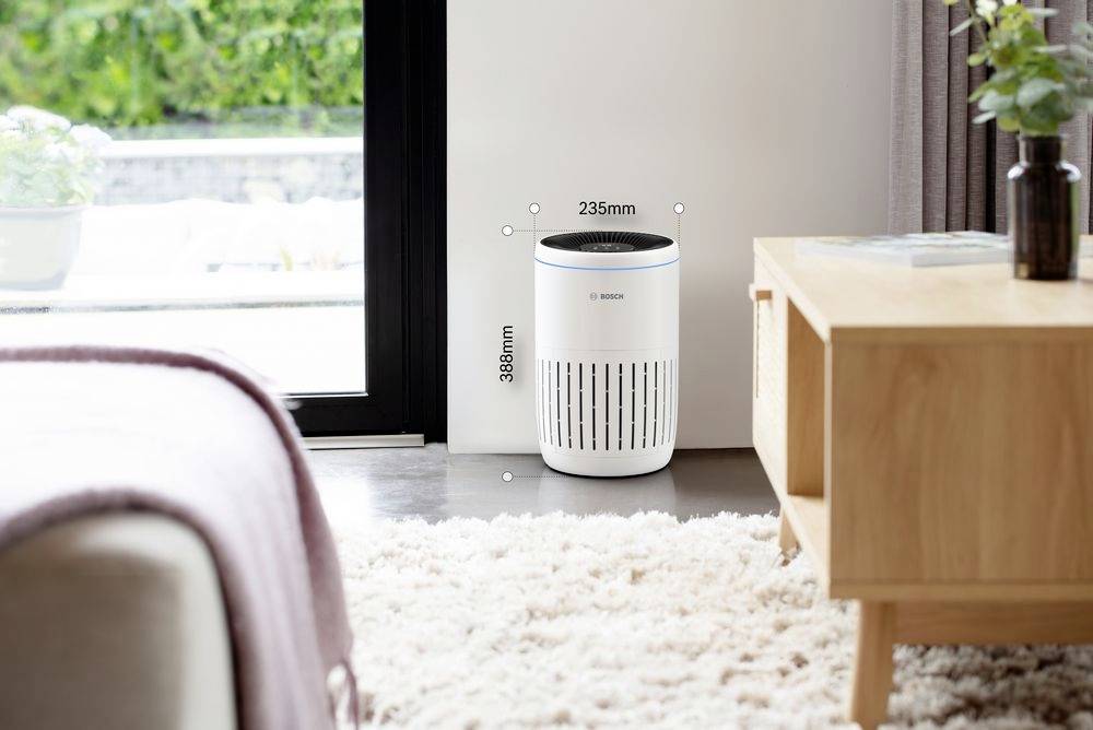Purificatore d'aria con involucro cilindrico e filtro estraibile. La parte superiore mostra i comandi. Adatto al miglioramento dell'aria in ambienti interni.