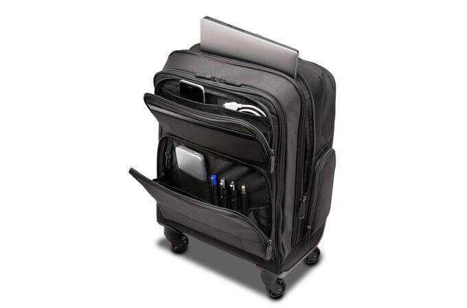 Una valigia trolley nera con diversi scomparti aperti mostra un laptop, uno smartphone, cavi e penne.