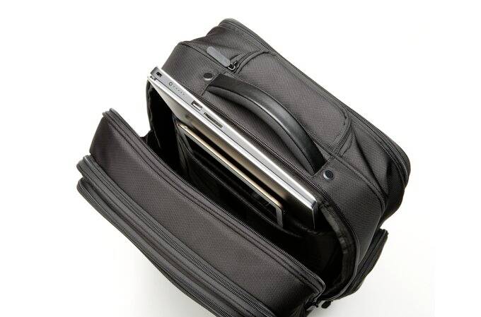 Borsa per laptop nera con cerniera aperta, con il laptop visibile nel comparto principale.