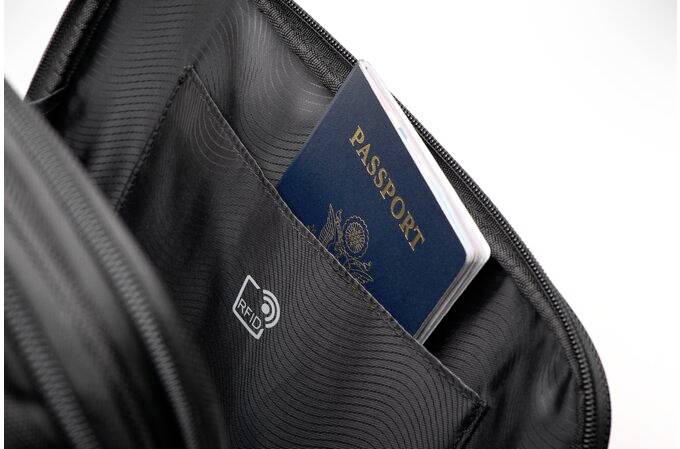Un passaporto è riposto in una busta nera con protezione RFID.