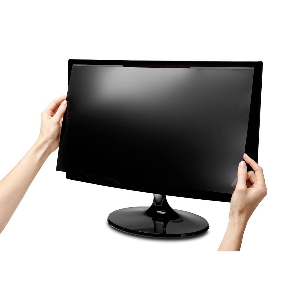 Una persona rimuove una protezione antiriflesso da un monitor del computer.