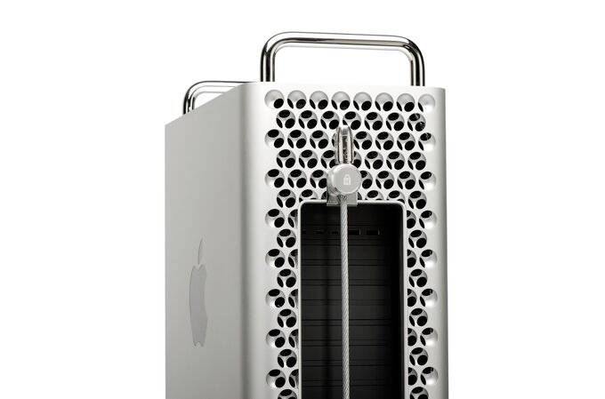 Custodia per computer argentata con un lucchetto sul davanti, con il logo iconico di Apple sul lato.