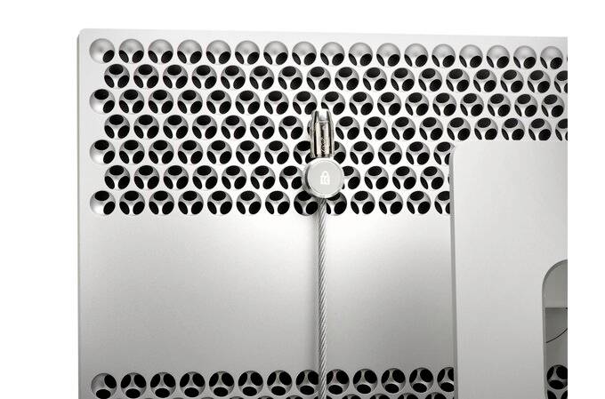 Il retro di un computer con un elegante motivo a griglia di ventilazione e un attacco per cavo di sicurezza che mostra un lucchetto.