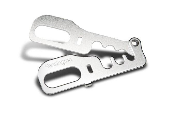 Un utensile multiuso in argento con aperture e funzioni a leva, inciso 'Kensington'.