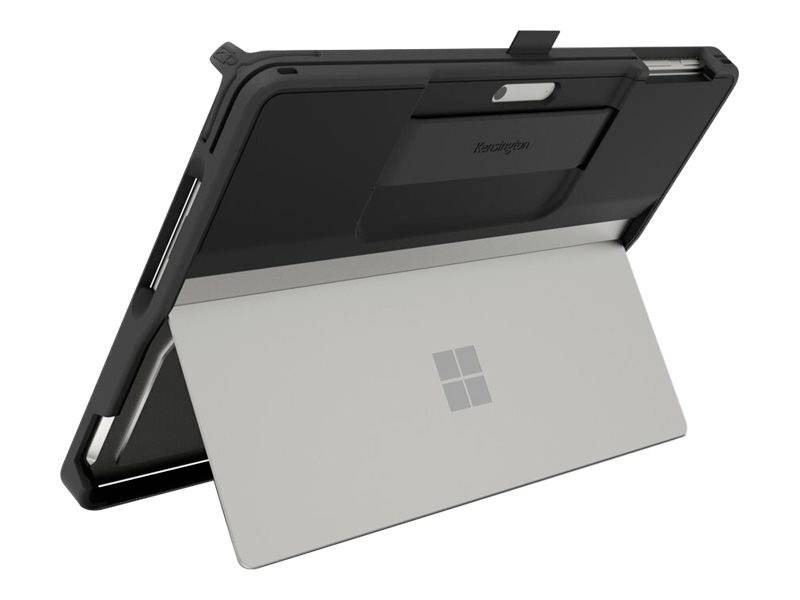 Vista posteriore di un tablet con custodia nera e supporto integrato. Il dispositivo è poggiato su una superficie e mostra il logo.