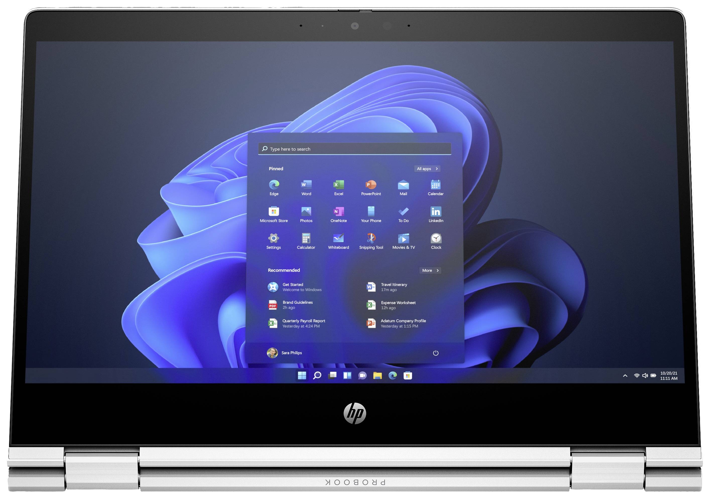 Un laptop con sistema operativo Windows aperto mostra il menu di avvio sullo schermo. Sullo sfondo è presente un design astratto blu.
