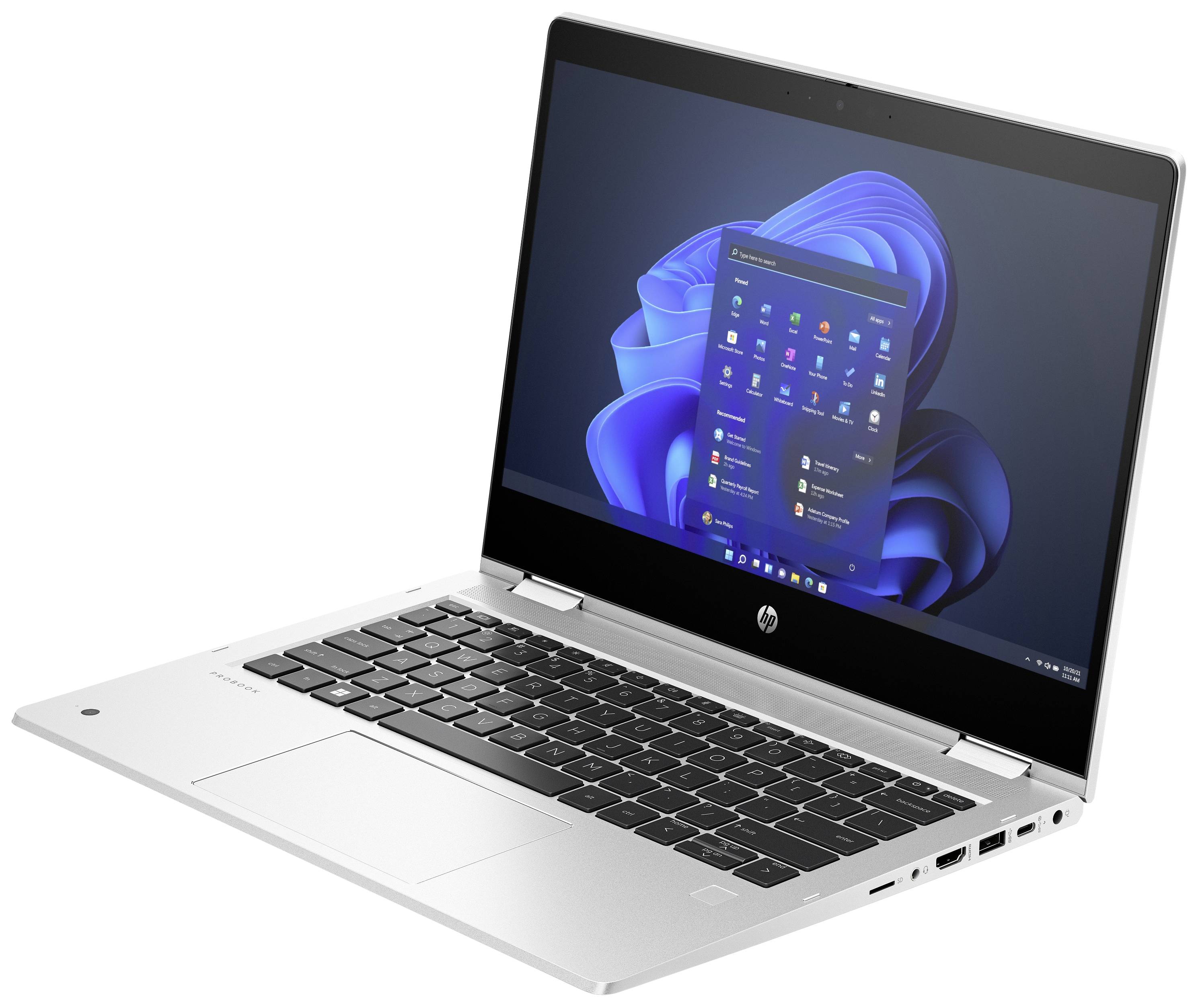Un laptop con il menu di avvio di Windows 11 aperto sullo schermo, su uno sfondo grigio. Il dispositivo è argentato.