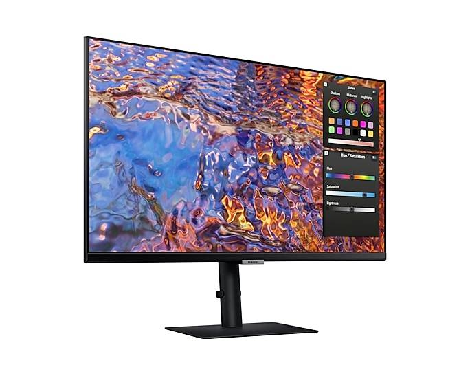 Un monitor del computer mostra un'immagine colorata. In alto a destra è aperto uno strumento di editing grafico con impostazioni di colore e luminosità.