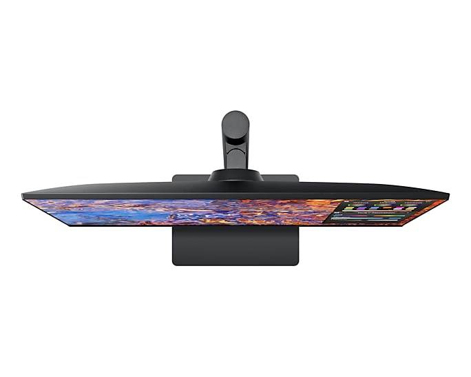 Un monitor curvo, ultra-sottile visto dall'alto, mostra un display a colori con immagini luminose e dal forte contrasto.
