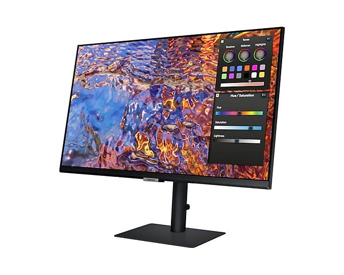 Un monitor ad alta risoluzione mostra una tavolozza dei colori e un software di editing. L'immagine sullo schermo raffigura riflessi colorati sull'acqua.