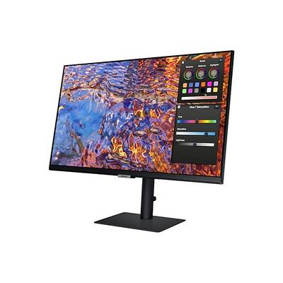 Un monitor ad alta risoluzione mostra una tavolozza dei colori e un software di editing. L'immagine sullo schermo raffigura riflessi colorati sull'acqua.