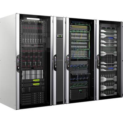 Tre rack server con hardware cablata e luci lampeggianti mostrano un'infrastruttura di dati in un centro di elaborazione dati.