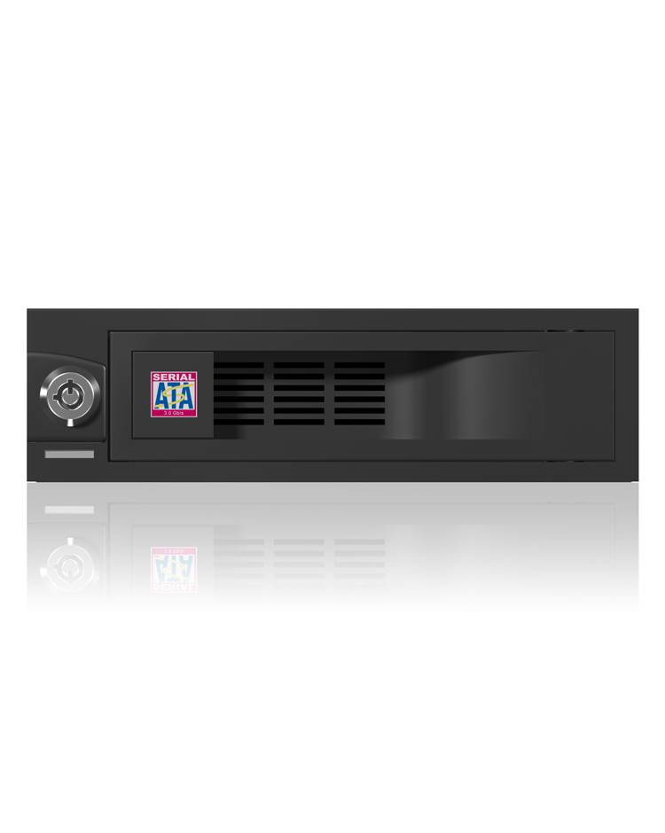 'Vista frontale di un alloggiamento per hard disk nero con connettore SATA, fessure di ventilazione e serratura su sfondo bianco.'