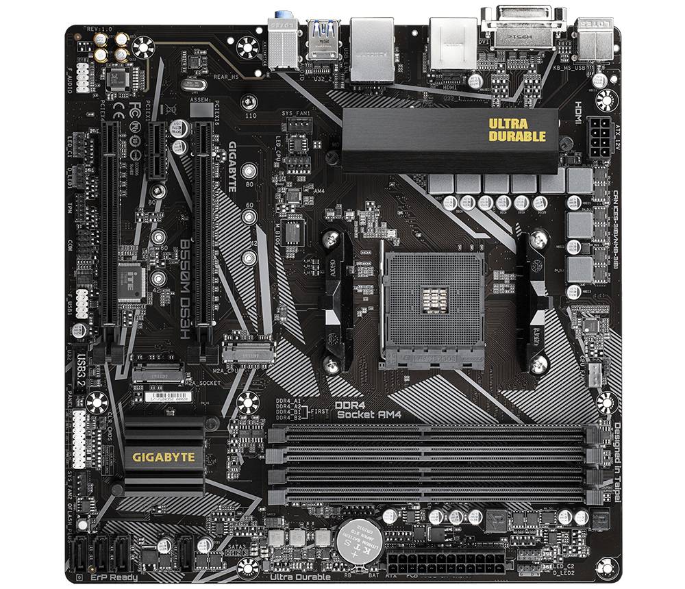 L'immagine mostra una scheda madre Gigabyte Ultra Durable con socket AM4, quattro slot per memoria DDR4 e multiple opzioni di connettività.