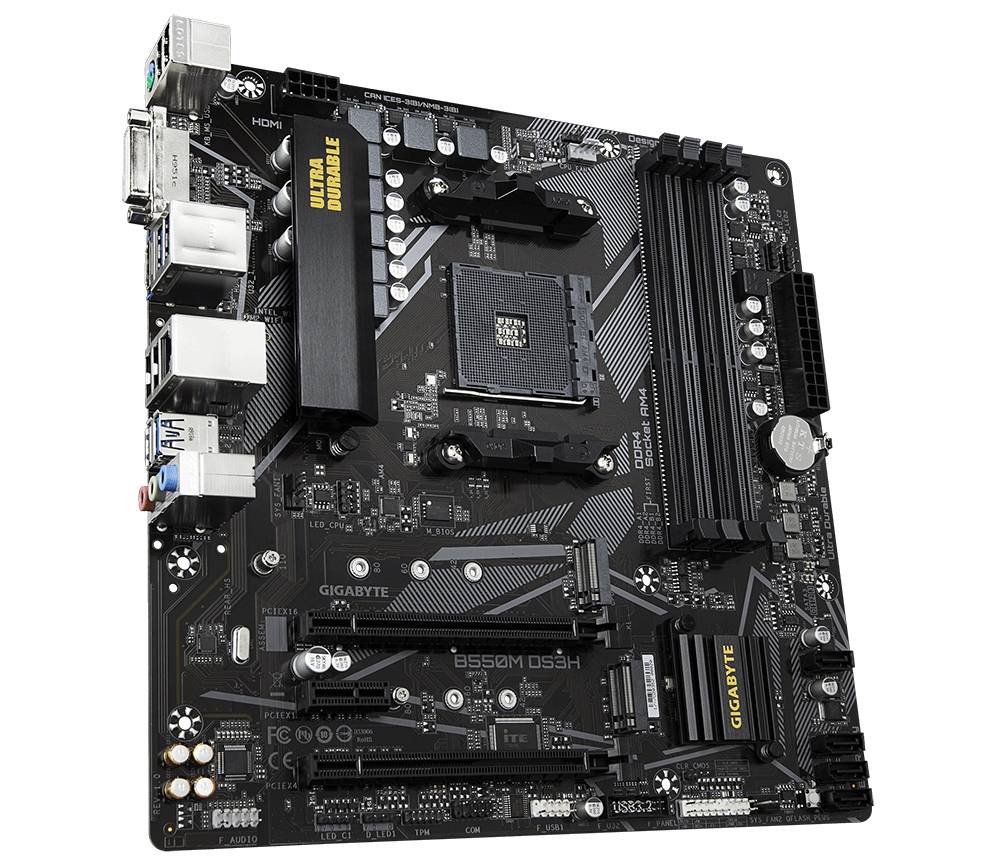 Scheda madre nera con più slot e connettori, modello B550M DS3H di Gigabyte. Visibili sono i socket RAM e le interfacce.