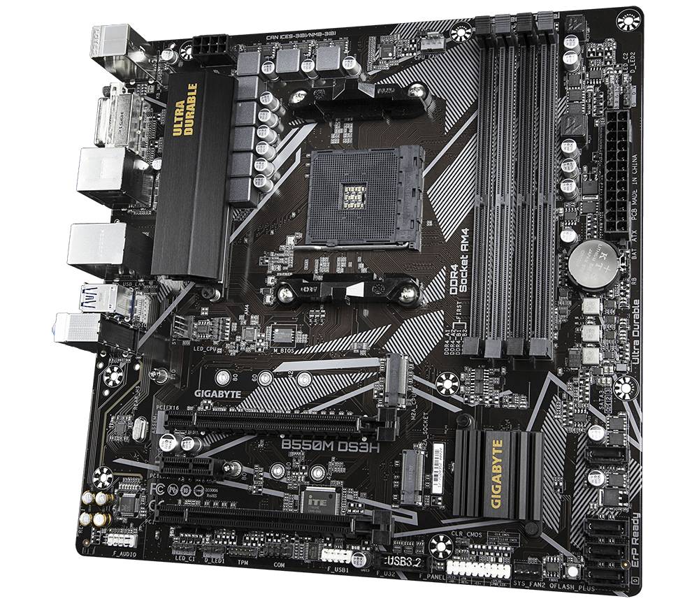 Scheda madre in nero con diversi slot, connettori e circuiti. Visibili le stampe 'GIGABYTE' e 'Ultra Durable'.
