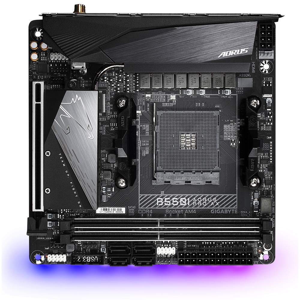 Una scheda madre nera con il modello 'B550I Aorus Pro AX'. Offre un socket per processori AMD, quattro slot RAM e diversi connettori.