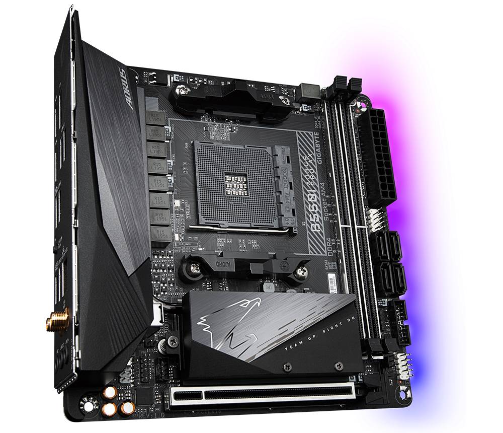 Una scheda madre nera con illuminazione viola sullo sfondo, che mostra gli slot e le porte per i componenti del computer.