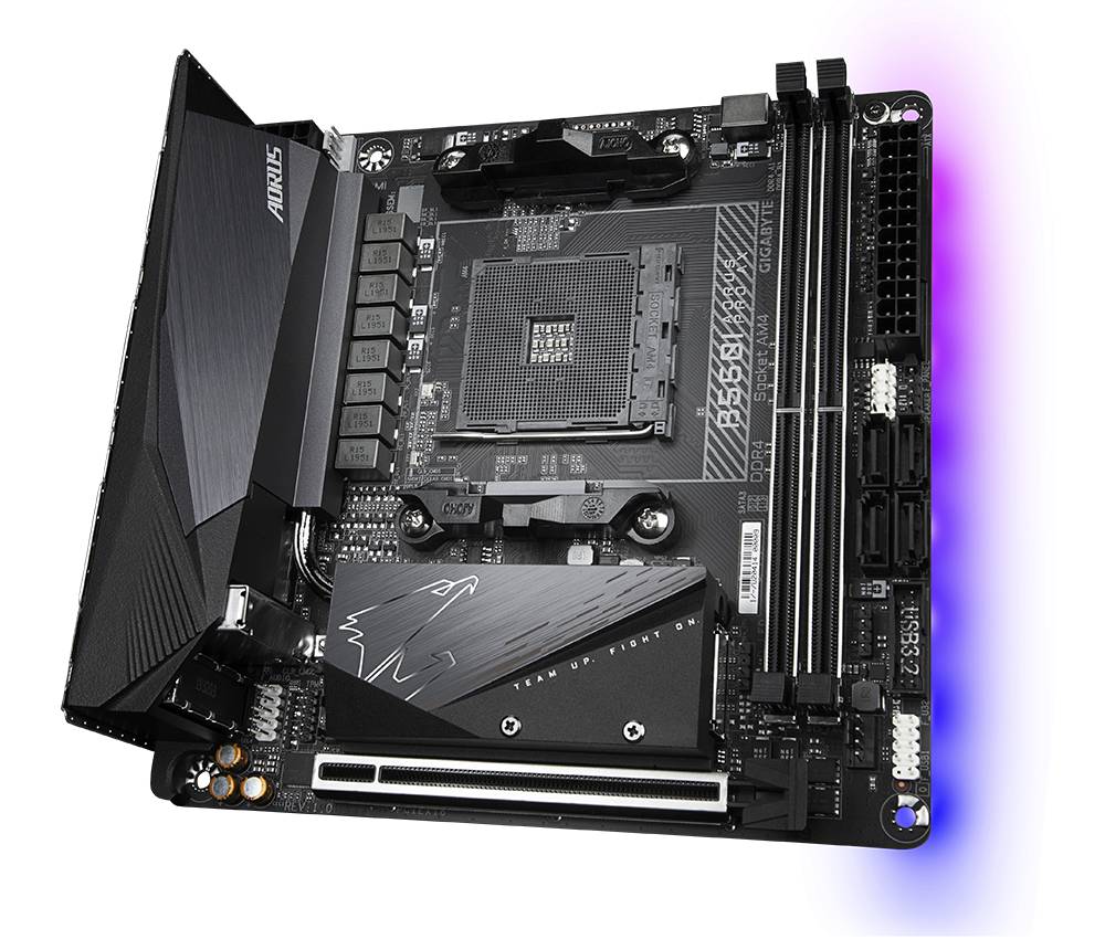 Una scheda madre nera con alcuni componenti visibili, inclusi gli slot RAM e il socket della CPU, illuminata da una luce viola.