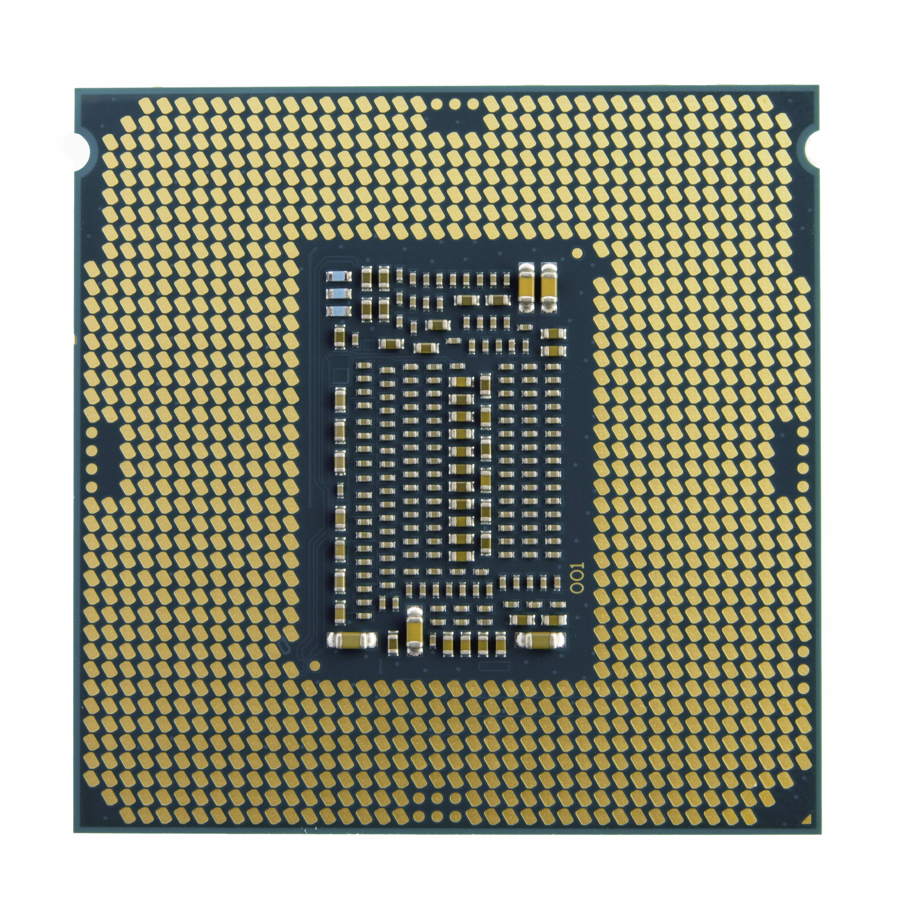 Il retro di un processore per computer mostra contatti e componenti dorati fittamente disposti al centro.