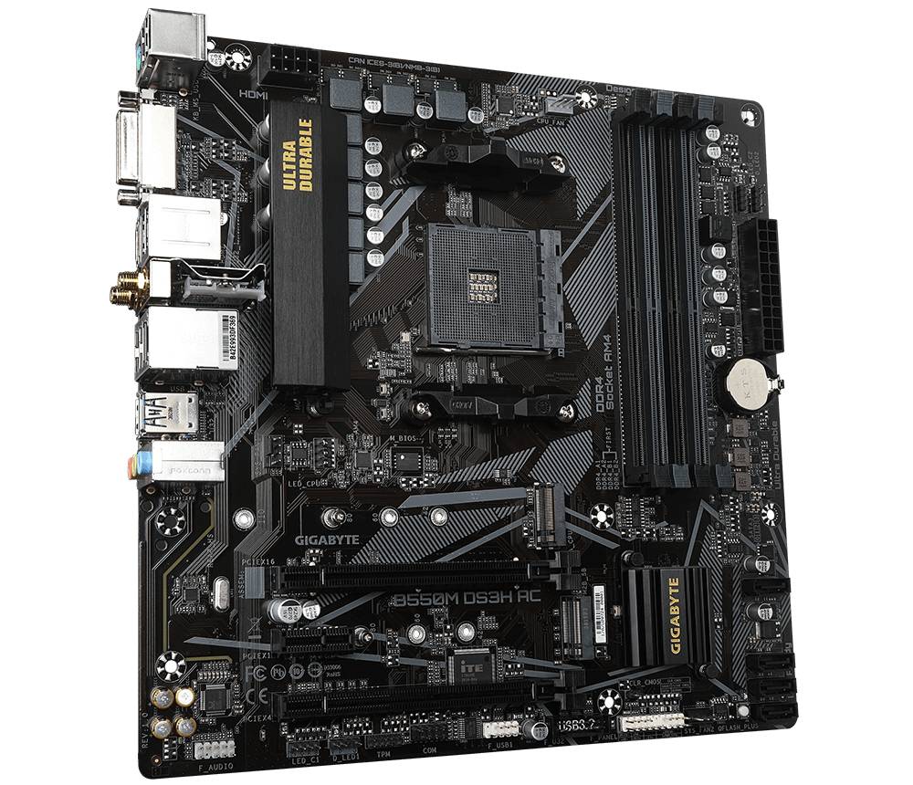 Una scheda madre nera con diversi connettori e la scritta 'Ultra Durable' e 'GIGABYTE'; Modello B550M DS3H AC.