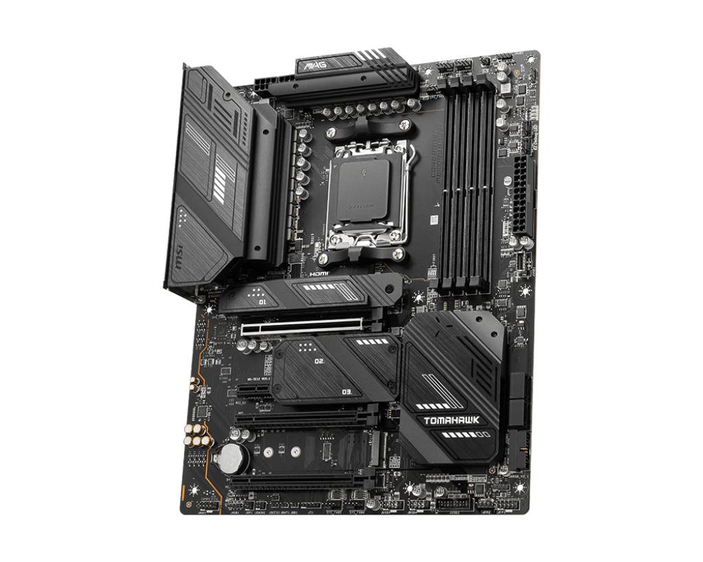 Scheda madre nera per computer con vari connettori e slot, inclusi slot RAM e socket per CPU, che mostra componenti PC essenziali.