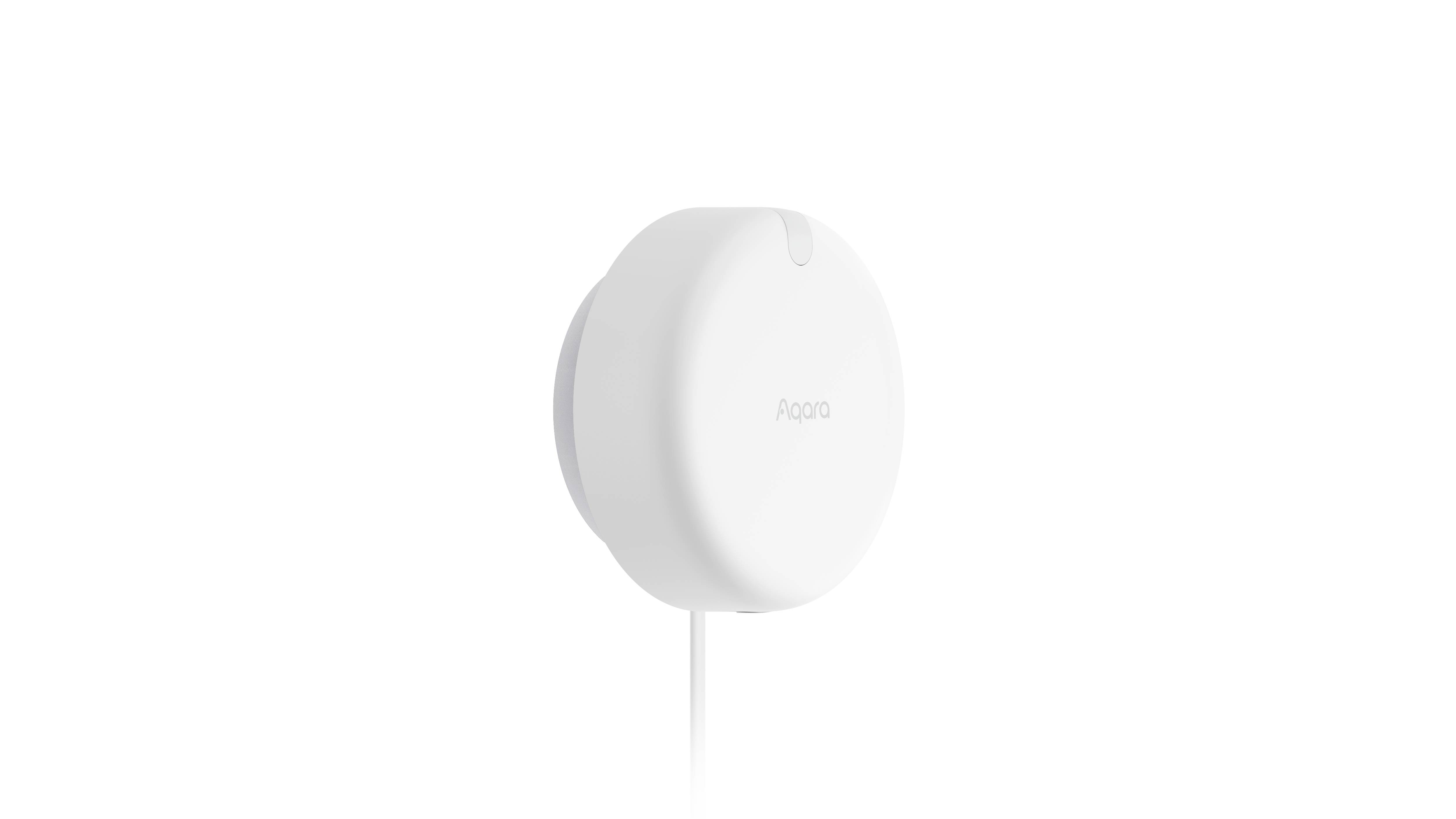 Un sensore smart home bianco e rotondo con cavo, su uno sfondo bianco.